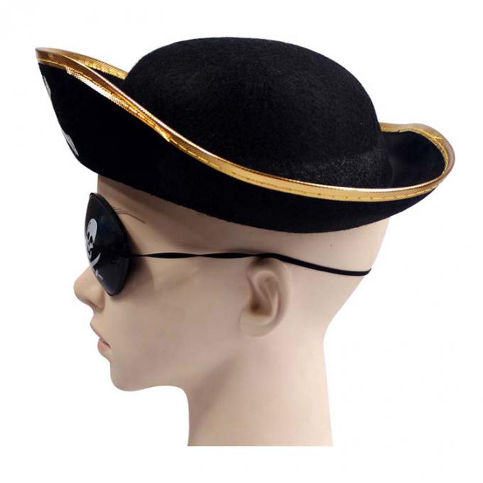 El pañuelo elegante del casquillo del muchacho soleado de la danza piratea el sombrero